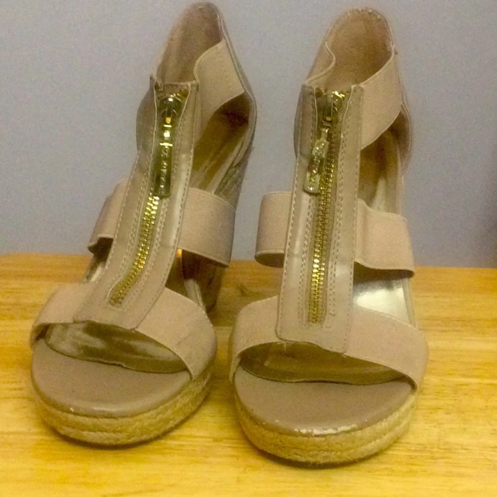 🌞 Guess Lauren wedge heels beige gold zip up front 4” high women shoe size 8